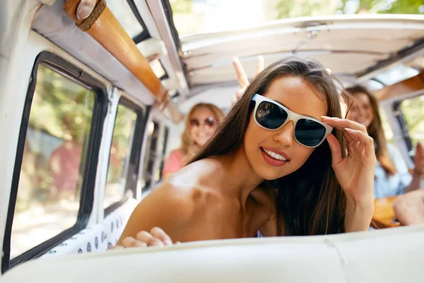 Καλοκαιρινά ταξίδια. Ευτυχισμένη γυναίκα Έχοντας διασκέδαση με τους φίλους σας στο αυτοκίνητο — Φωτογραφία Αρχείου