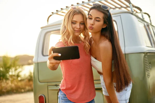 Happy vrienden In de zomer plezier, het nemen van foto's In de natuur — Stockfoto