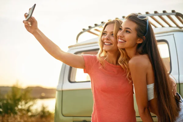 Happy Friends In Summer Having Fun, Taking Photos In Nature — Stock Photo, Image