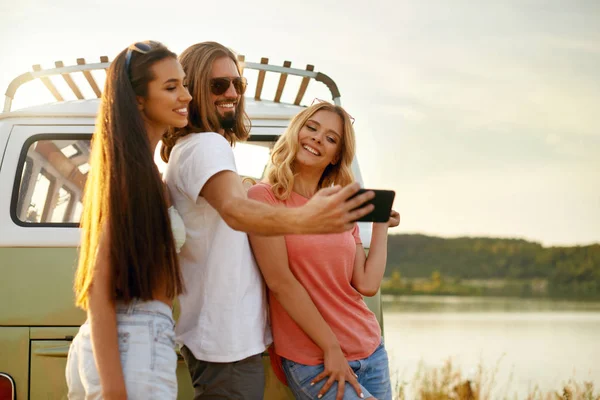 Mensen fotograferen met telefoon tijdens zomer reis. — Stockfoto