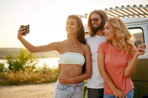 People Taking Photos With Phone During Summer Trip. — Stock Photo, Image