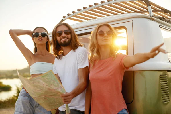 Gente usando el mapa viajando en verano . — Foto de Stock