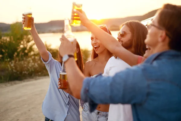 Pessoas a beber. Amigos felizes se divertindo Festa — Fotografia de Stock