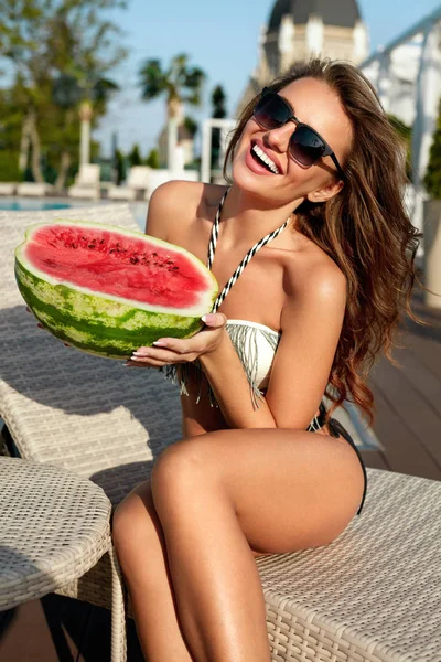 Diversão de Verão. Mulher de moda com melancia perto da piscina — Fotografia de Stock