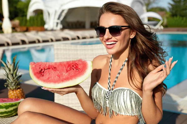 Summer Style. Vrouw In Fashion Bikini met watermeloen — Stockfoto