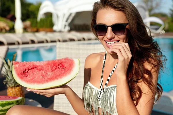 De pret van de zomer. Mode vrouw met watermeloen bij zwembad — Stockfoto