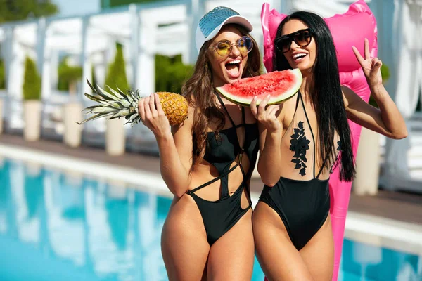 Sexy Girls In Swimsuits Having Fun In Summer. — Stock Photo, Image