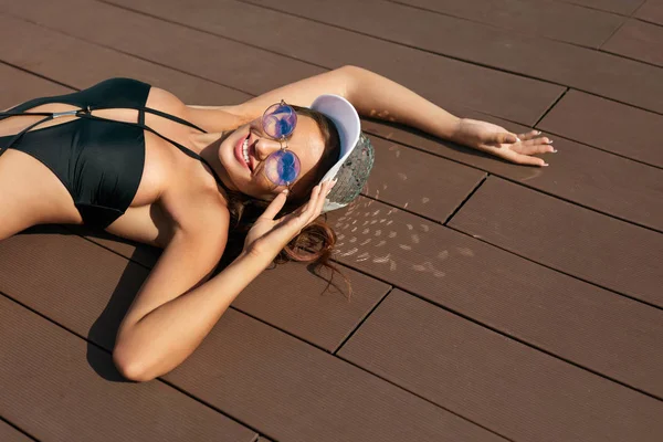 Mode vrouw In badpak ontspannen In de zomer. — Stockfoto