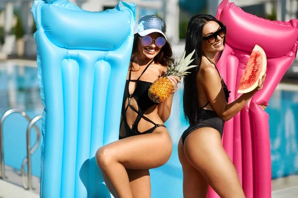 Sexy niñas en trajes de baño tener divertido en verano. —  Fotos de Stock