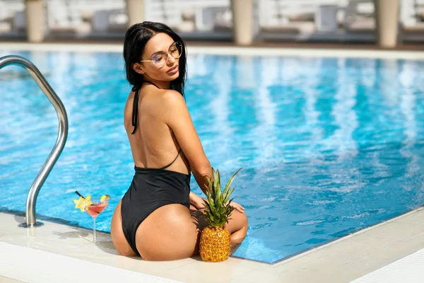 Zomer Fashion. Vrouw met Sexy lichaam In zwembroek bij zwembad — Stockfoto