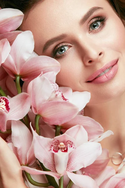 Maquiagem de beleza. Rosto de mulher bonita com flores — Fotografia de Stock