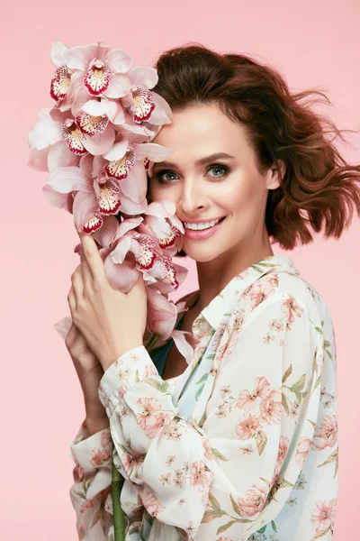 Moda de primavera. Mujer con flores en ropa de moda — Foto de Stock