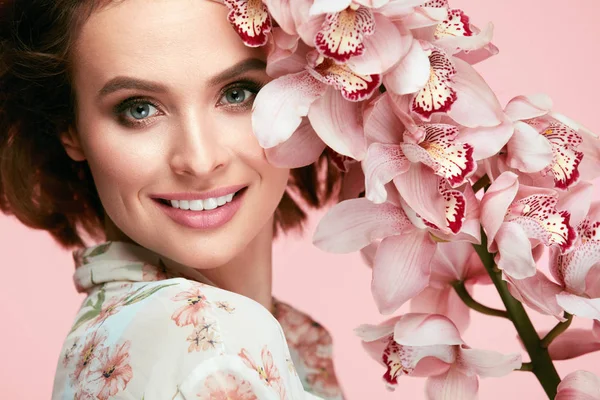 美容化粧。花を持つ美しい女性顔 — ストック写真