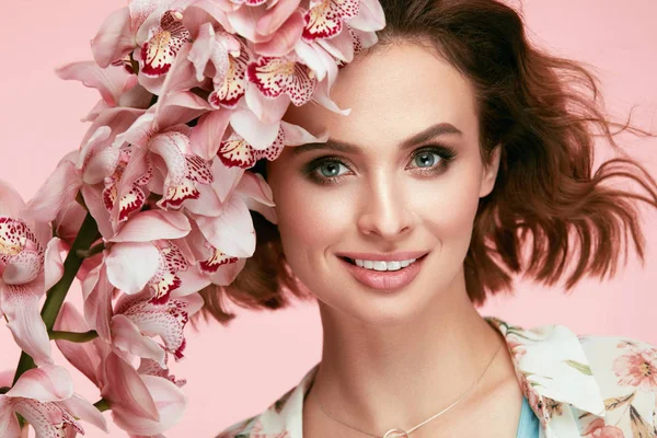 Módní make-up. Žena s květinami — Stock fotografie