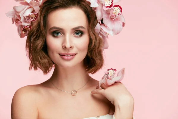 Maquiagem de moda. Mulher com flores no cabelo na primavera — Fotografia de Stock