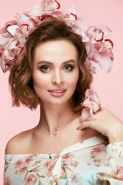 Mody makijaż. Kobieta z kwiatami we włosach na wiosnę — Zdjęcie stockowe