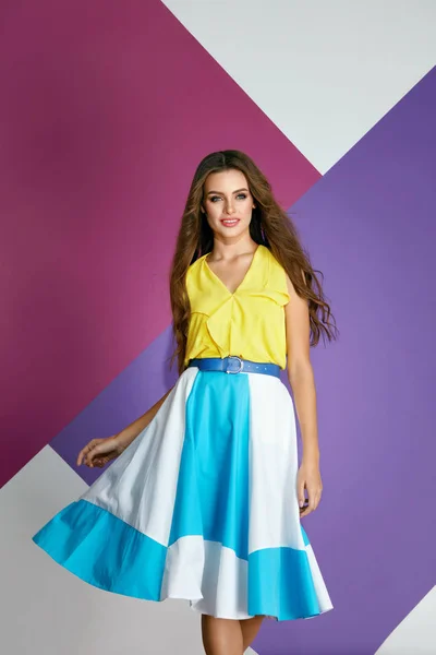 Модная одежда. Красивая женщина в красочном платье летом — стоковое фото