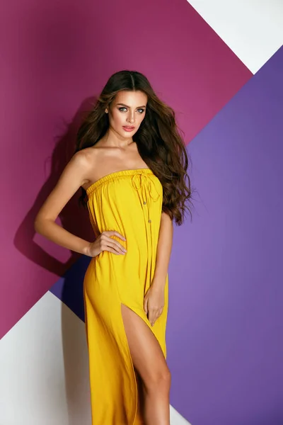 Estilo Verano. Hermosa modelo femenino en vestido colorido . — Foto de Stock