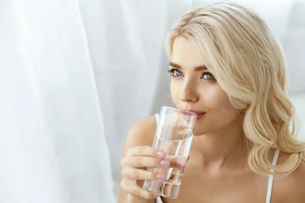 水を飲む。水のガラスを持つ女性. — ストック写真