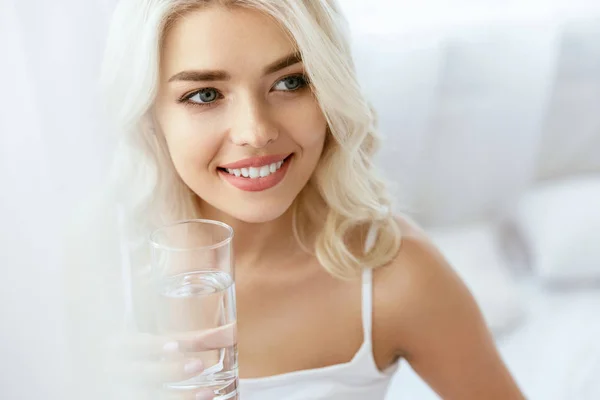 Πόσιμο νερό. Γυναίκα με ποτήρι νερό. — Φωτογραφία Αρχείου