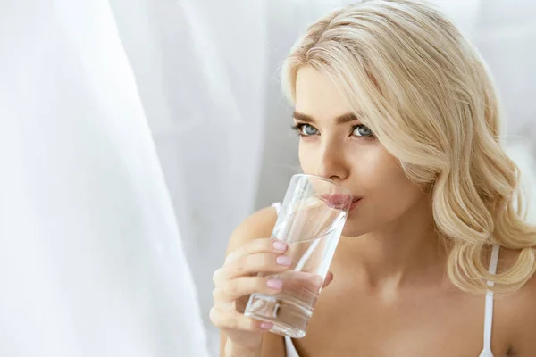 Agua potable. Mujer con vaso de agua . — Foto de Stock