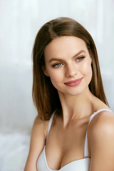 Schöne Frau mit natürlichem Make-up und Schönheit Gesicht. — Stockfoto