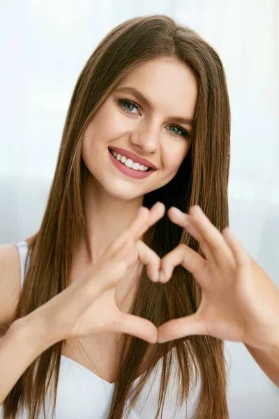 Corazón con manos. Mujer feliz mostrando signo de amor con las manos — Foto de Stock