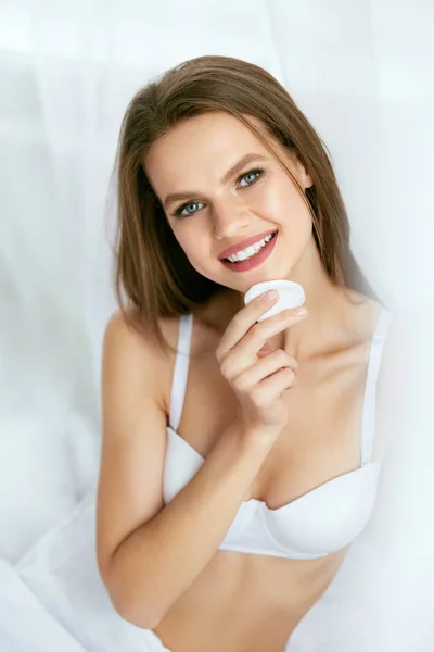 Eltávolítja a smink. Gyönyörű női tisztító arc. — Stock Fotó