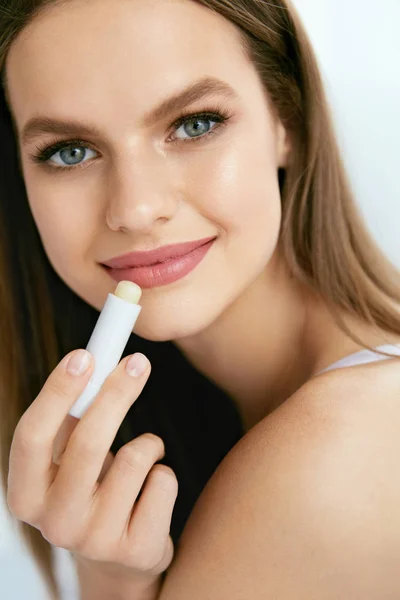 Cuidado de la piel de labios. Bálsamo labial higiénico de aplicación femenina . — Foto de Stock