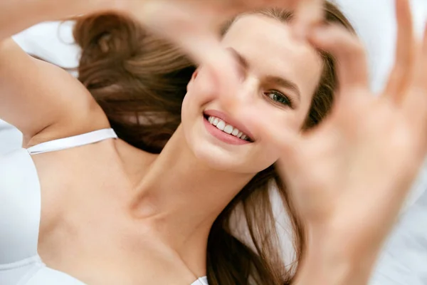 Corazón con manos. Mujer feliz mostrando signo de amor con las manos — Foto de Stock