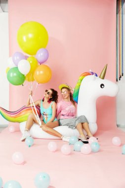 Yaz eğlencesi. Mutlu kadın arkadaşlar Balonlu moda giysileri