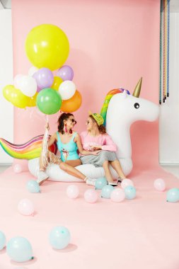 Yaz eğlencesi. Mutlu kadın arkadaşlar Balonlu moda giysileri