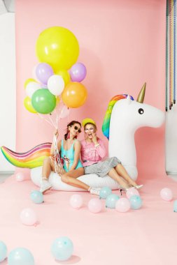 Yaz eğlencesi. Mutlu kadın arkadaşlar Balonlu moda giysileri