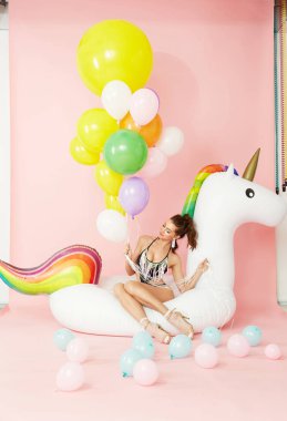 Yaz stili. Mayo balonlar ve havuzu ile kadında yüzen