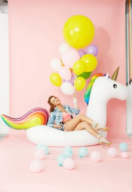 Balonlarla eğleniyor yaz giysileri moda kadın