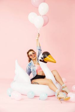 Balonlarla eğleniyor yaz giysileri moda kadın