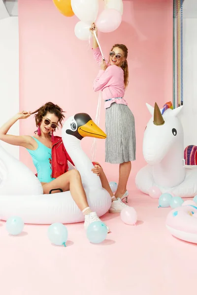 Moda mujeres modelos en verano ropa con globos — Foto de Stock