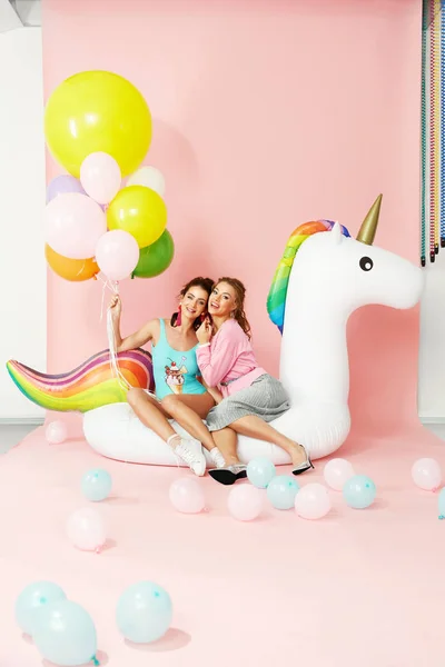 Summer Fun. Happy Women Friends In Fashion Clothes With Balloons — Stock Photo, Image