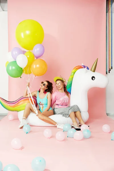 Summer Fun. Mujeres felices amigas en ropa de moda con globos — Foto de Stock
