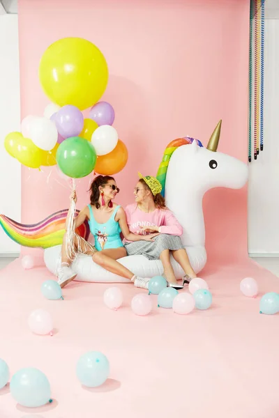 Summer Fun. Happy Women Friends In Fashion Clothes With Balloons — Stock Photo, Image