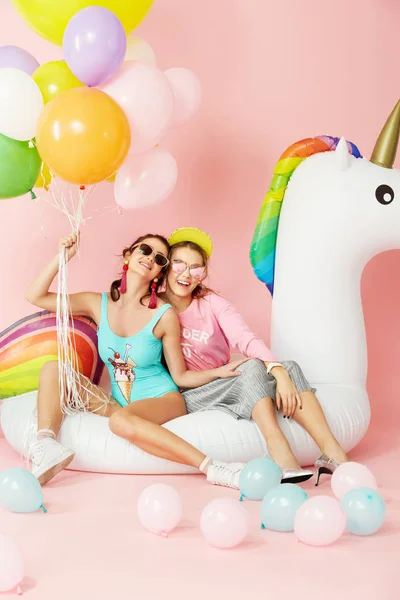 Diversão de Verão. Mulheres felizes amigos em roupas de moda com balões — Fotografia de Stock