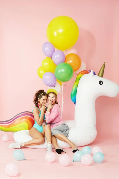 Summer Fashion Girls Having Fun With Balloons On Unicorn Float — Stock Photo, Image