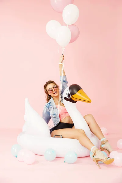 Μόδα γυναίκα με ρούχα καλοκαίρι διασκέδαση με μπαλόνια — Φωτογραφία Αρχείου