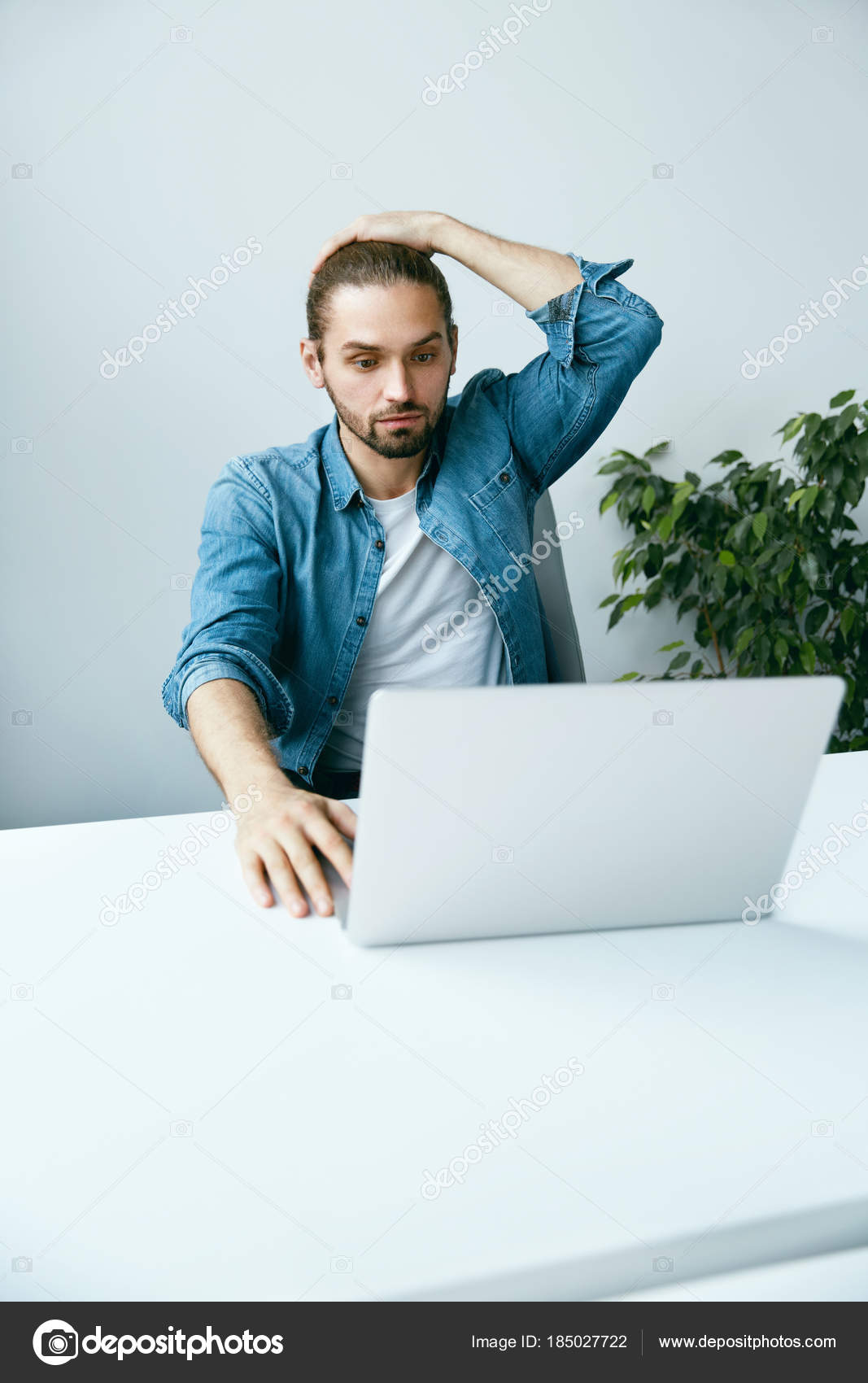 Uomo schiacciare palla antistress mentre lavora con il computer in ufficio,  primo piano Foto stock - Alamy