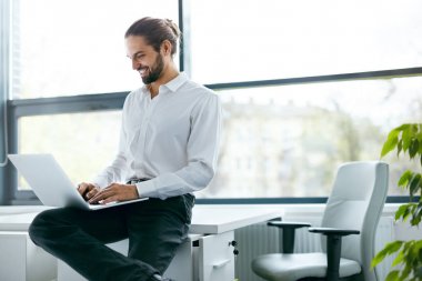 ofis dizüstü bilgisayar üzerinde çalışan adam.