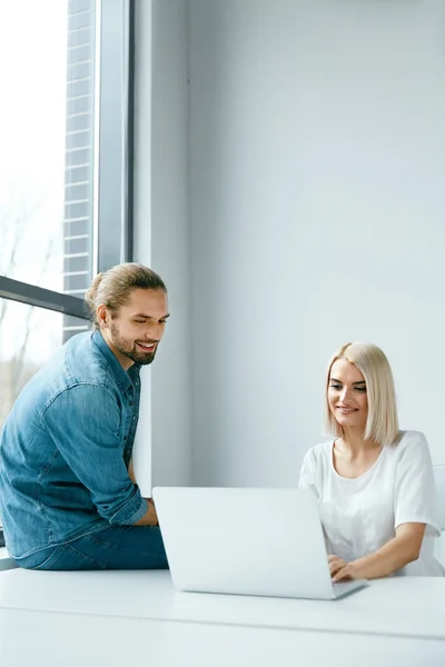 Empresários no escritório. Homem e mulher trabalhando, compartilhando ideias . — Fotografia de Stock