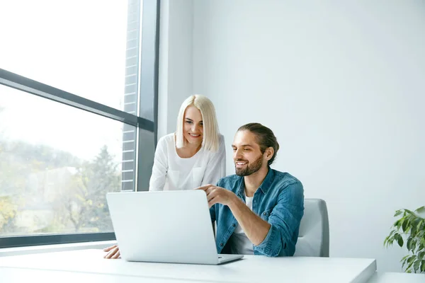 Gente de negocios en la oficina. Hombre y mujer trabajando, compartiendo ideas . — Foto de Stock