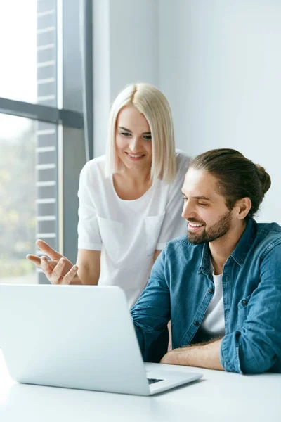 Geschäftsleute im Amt. Mann und Frau arbeiten, Ideen teilen. — Stockfoto