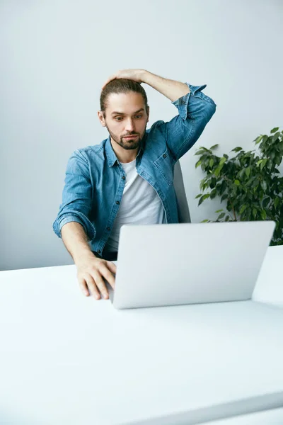 Pracovního stresu. Muž pracuje na počítači — Stock fotografie