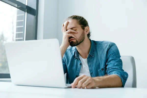 Pracovního stresu. Muž pracuje na počítači — Stock fotografie